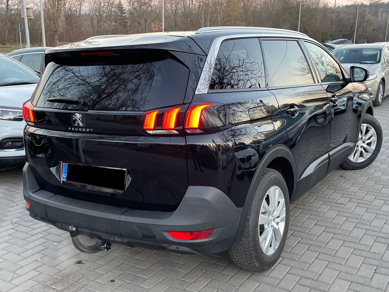 2017 Peugeot 5008 — Miniatură 4