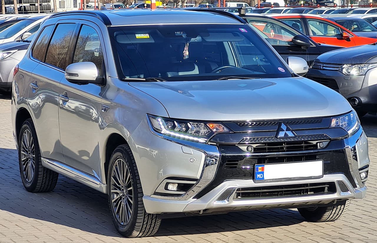 2020 Mitsubishi Outlander — Miniatură 3