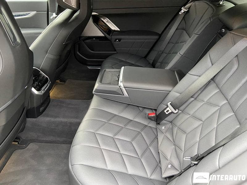 2022 BMW 740 — Miniatură 25