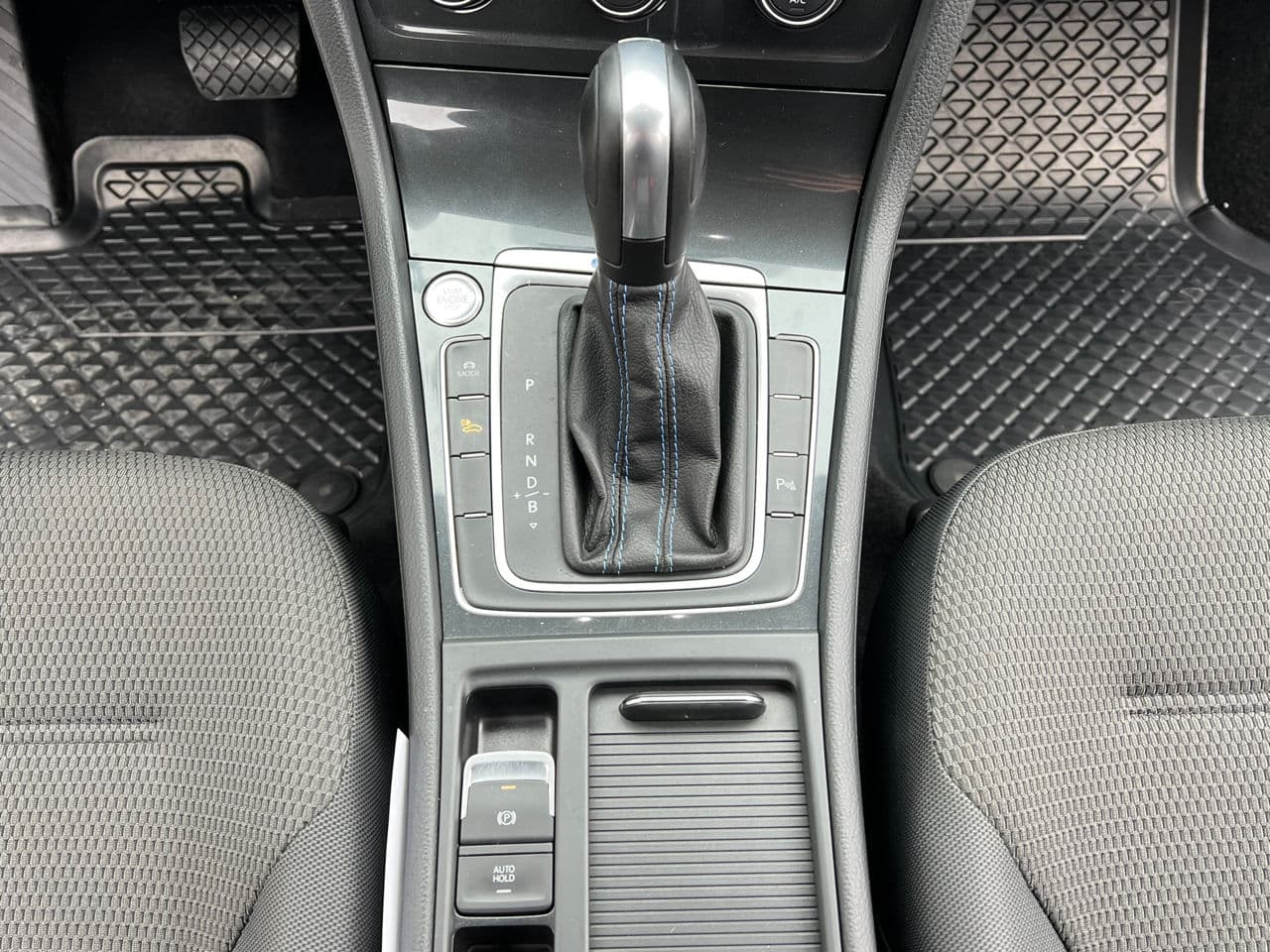2020 Volkswagen e-Golf — Miniatură 13