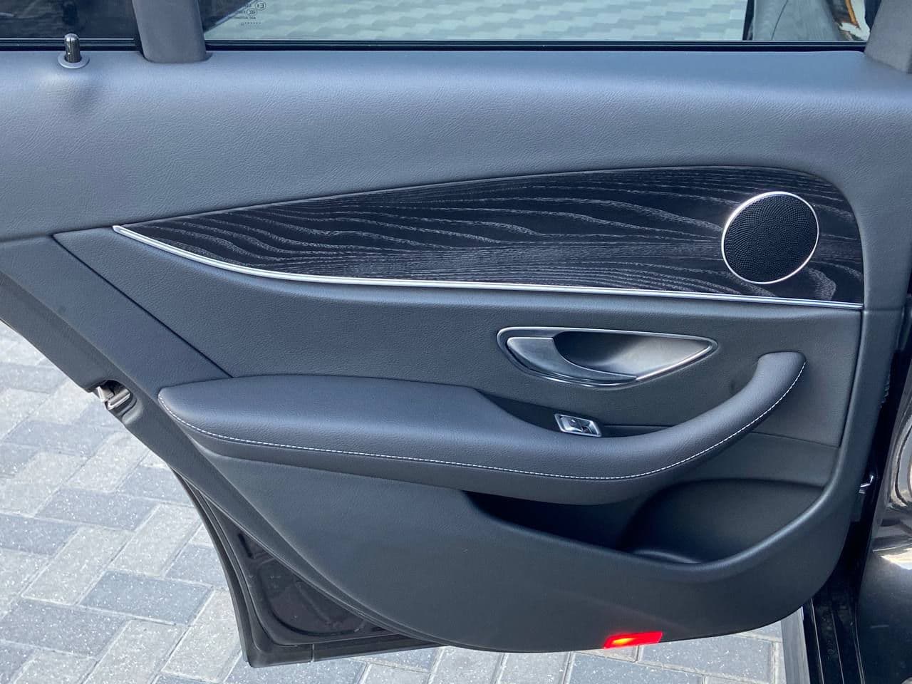 2021 Mercedes E 220 — Miniatură 17