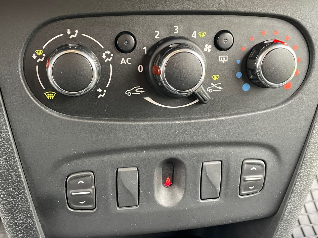 2013 Dacia Sandero — Miniatură 12