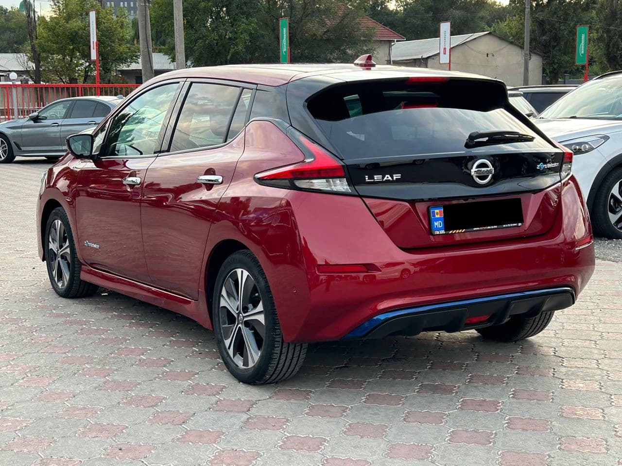 2018 Nissan Leaf — Miniatură 2