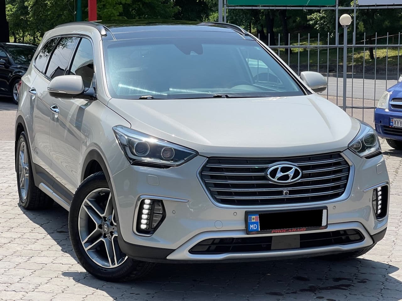 2017 Hyundai Grand Santa Fe — Miniatură 4