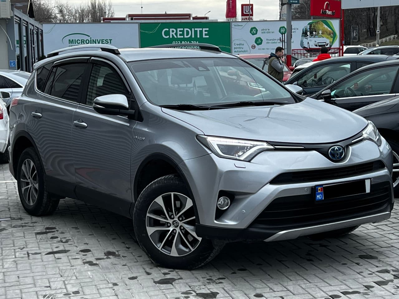 2017 Toyota Rav-4 — Miniatură 2