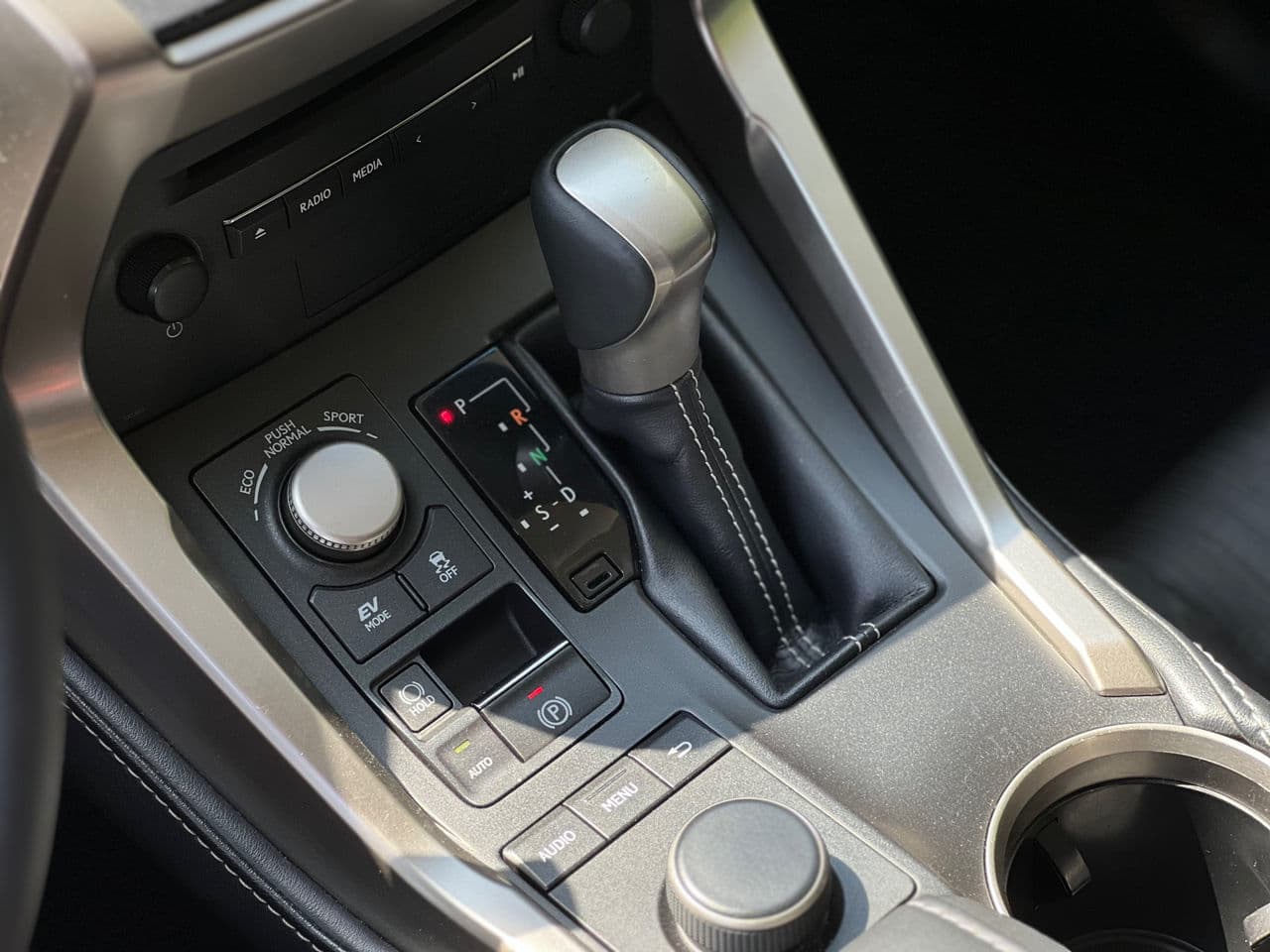 2017 Lexus NX 300H — Miniatură 17