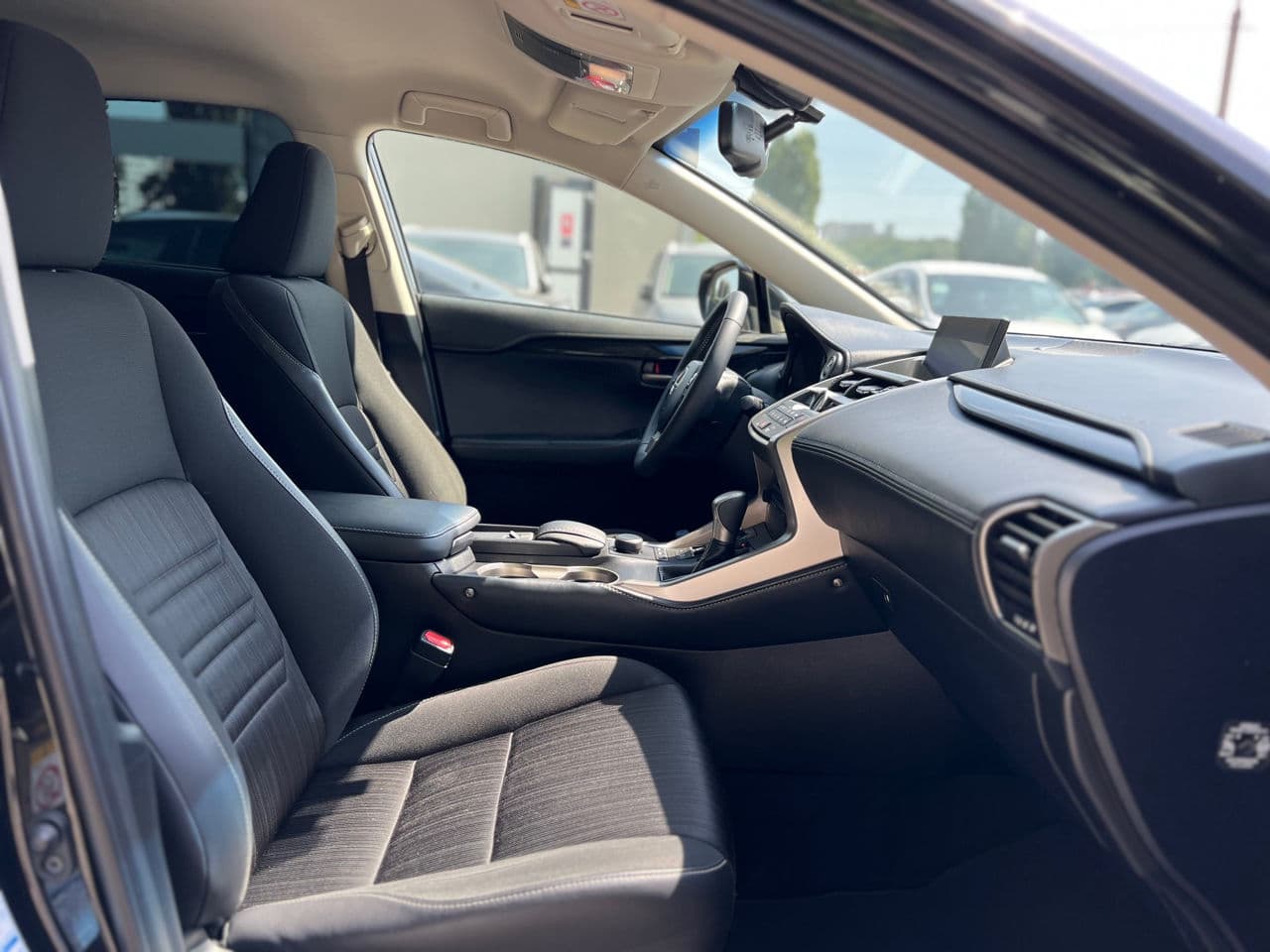 2017 Lexus NX 300H — Miniatură 22