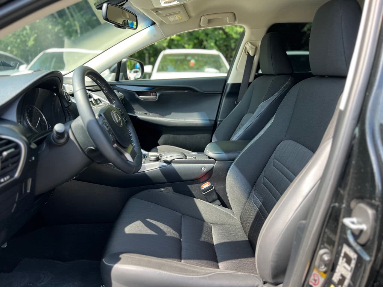 2017 Lexus NX 300H — Miniatură 21