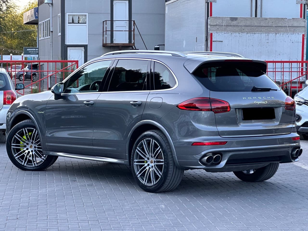 2015 Porsche Cayenne S Hybrid — Miniatură 2