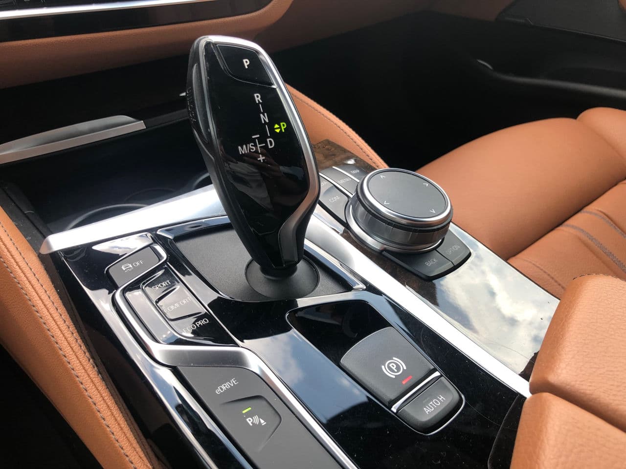 2018 BMW 530e — Miniatură 15