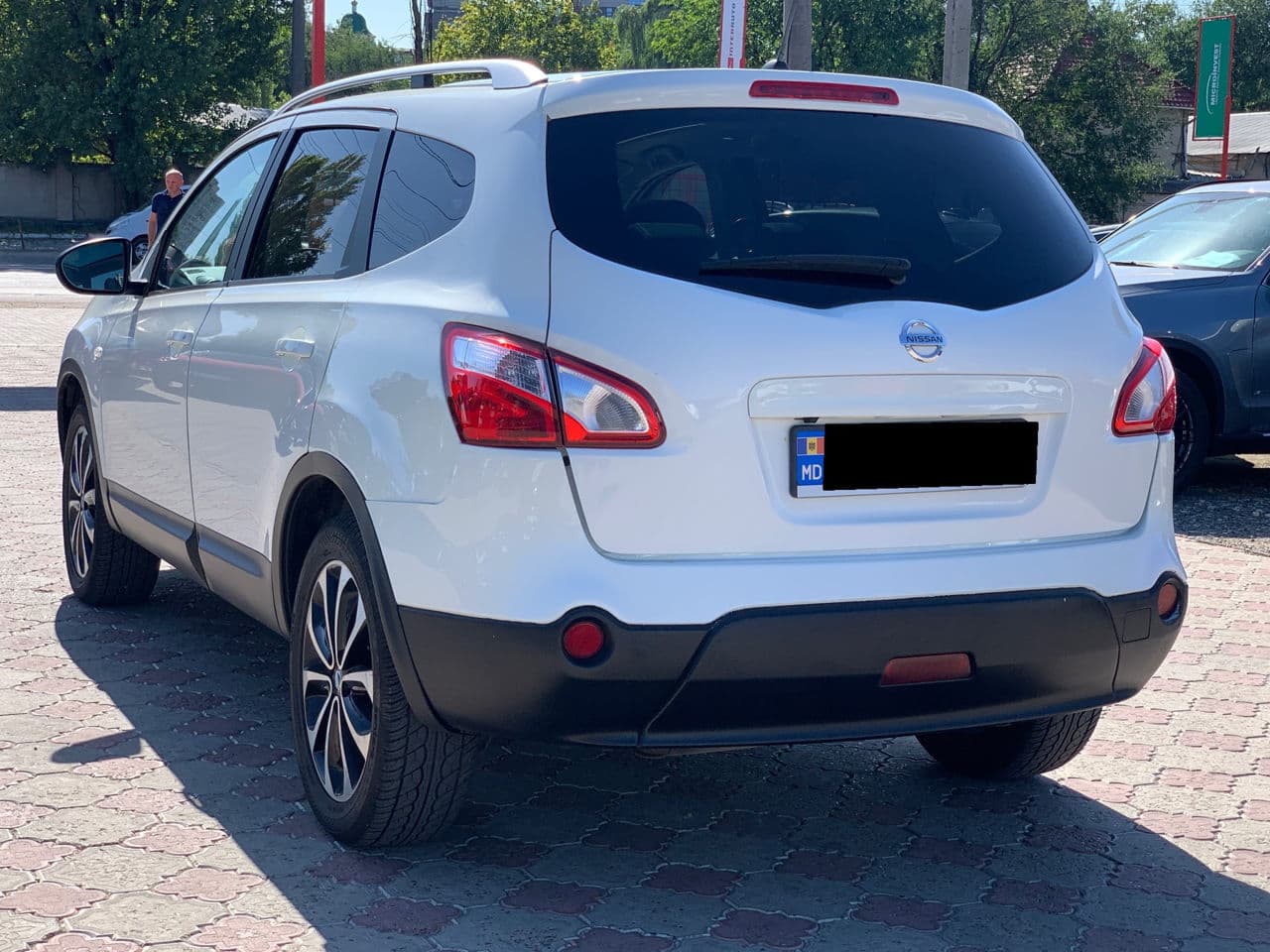 2010 Nissan Qashqai+2 — Miniatură 2