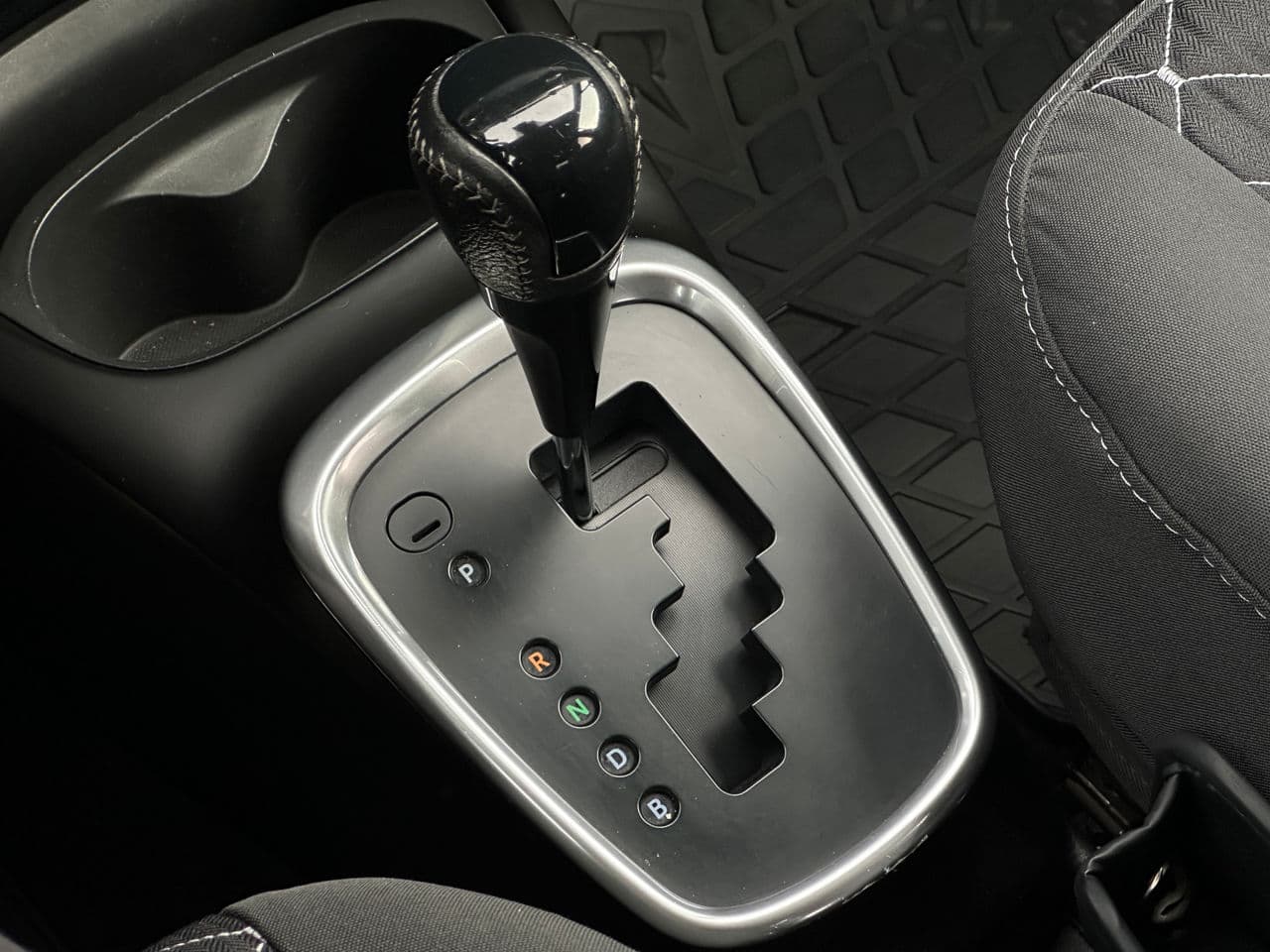 2019 Toyota Yaris — Miniatură 12