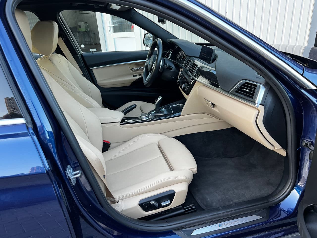 2018 BMW 330E — Miniatură 19