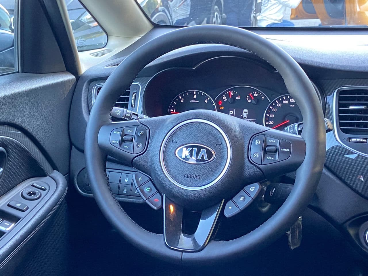 2016 Kia Carens — Miniatură 9