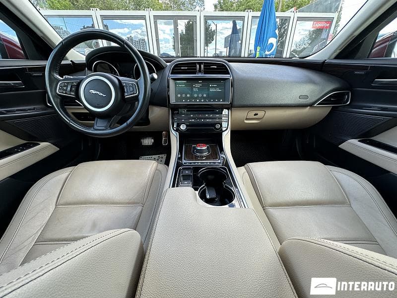 2016 Jaguar XE — Miniatură 12