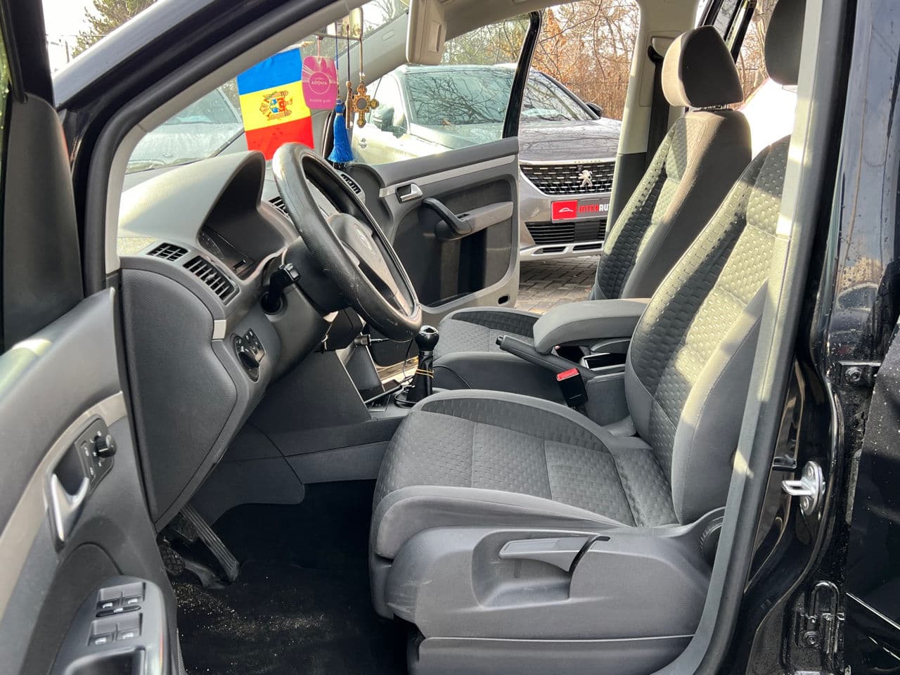 2010 Volkswagen Touran — Miniatură 5
