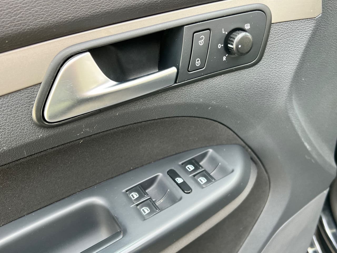 2010 Volkswagen Touran — Miniatură 15