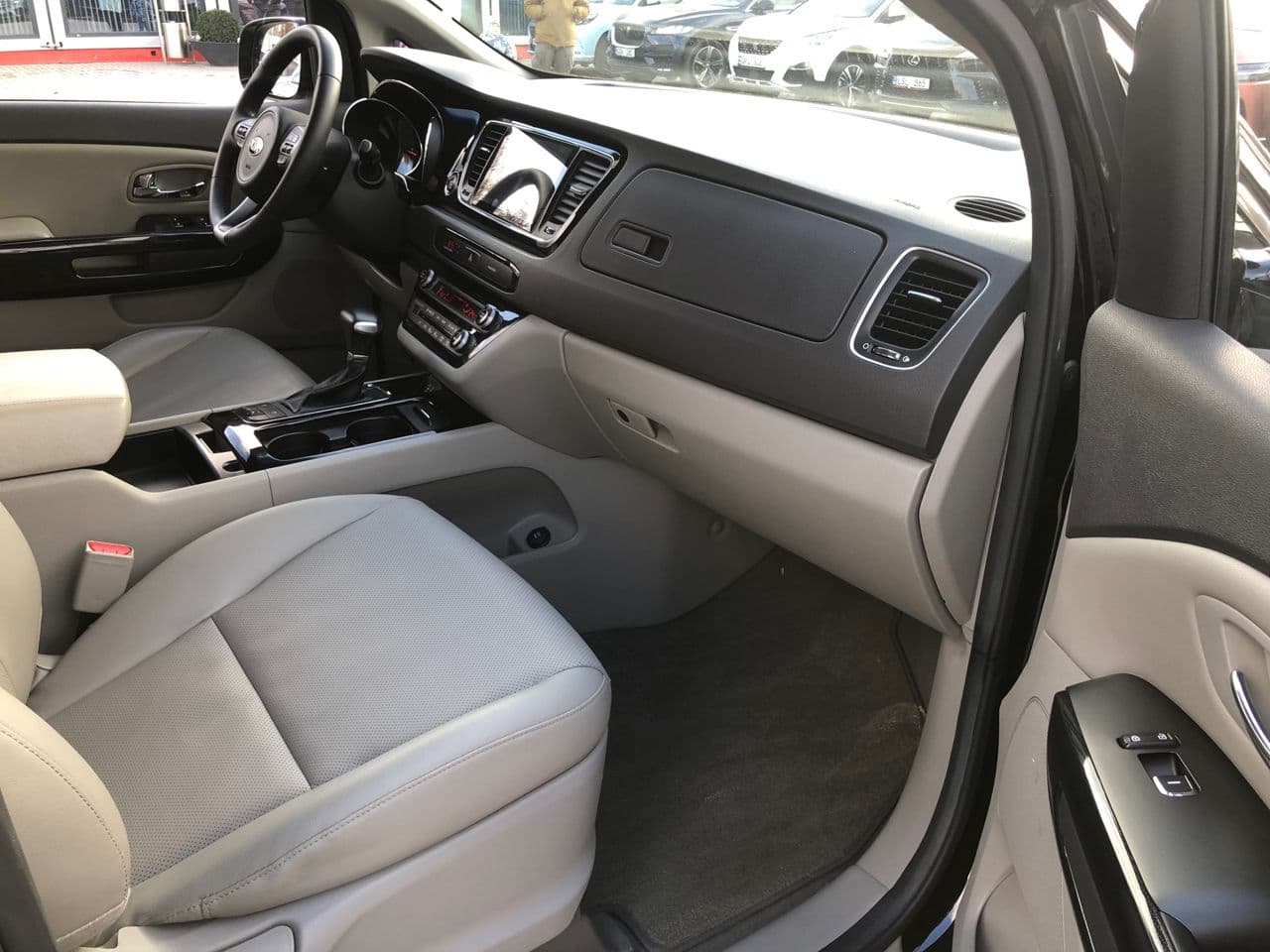 2017 Kia Carnival — Miniatură 13