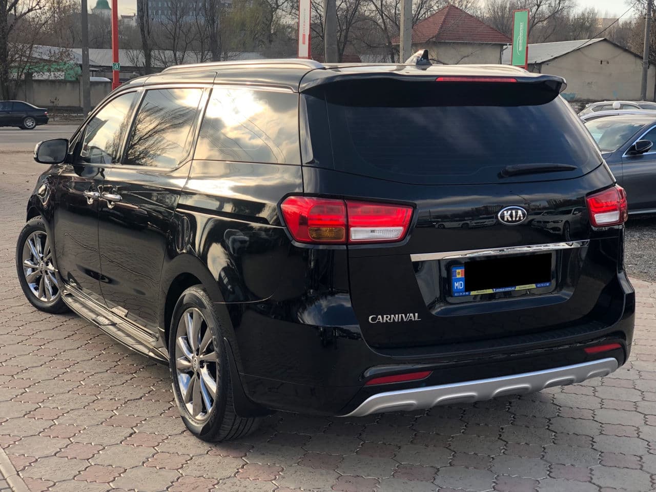 2017 Kia Carnival — Miniatură 2