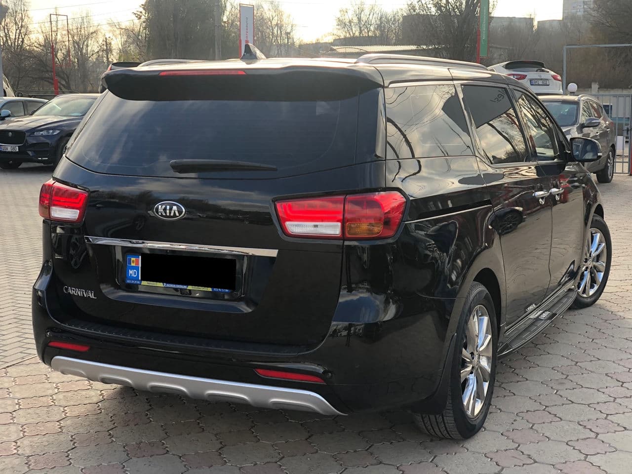 2017 Kia Carnival — Miniatură 3