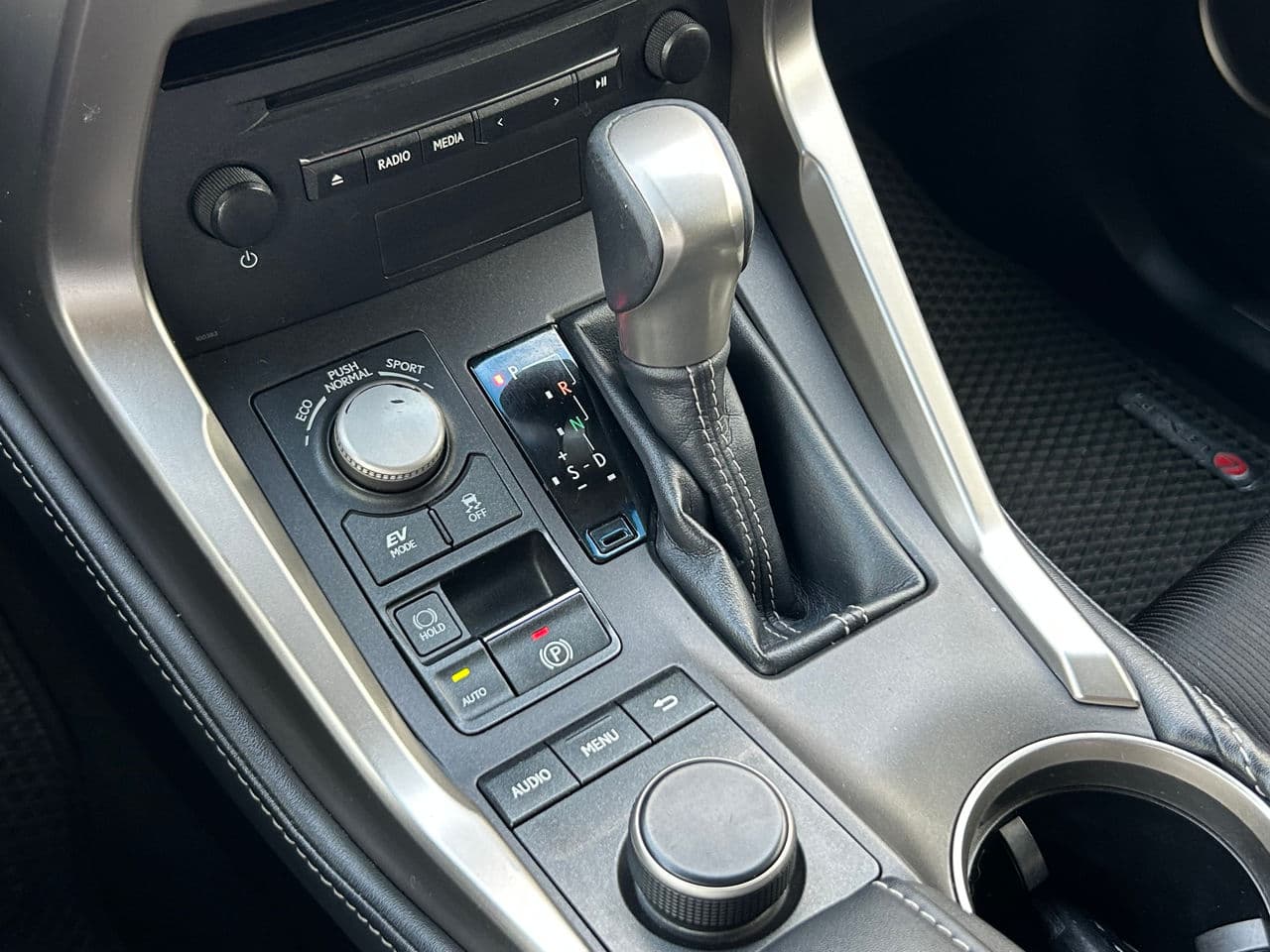 2015 Lexus NX 300H — Miniatură 12