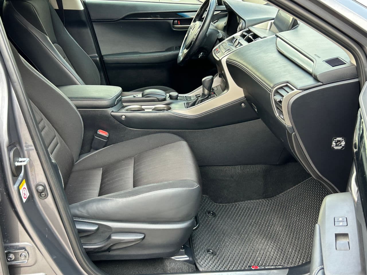 2015 Lexus NX 300H — Miniatură 13