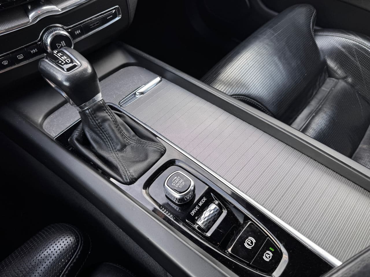 Volvo XC 60 2017 — Миниатюра 12