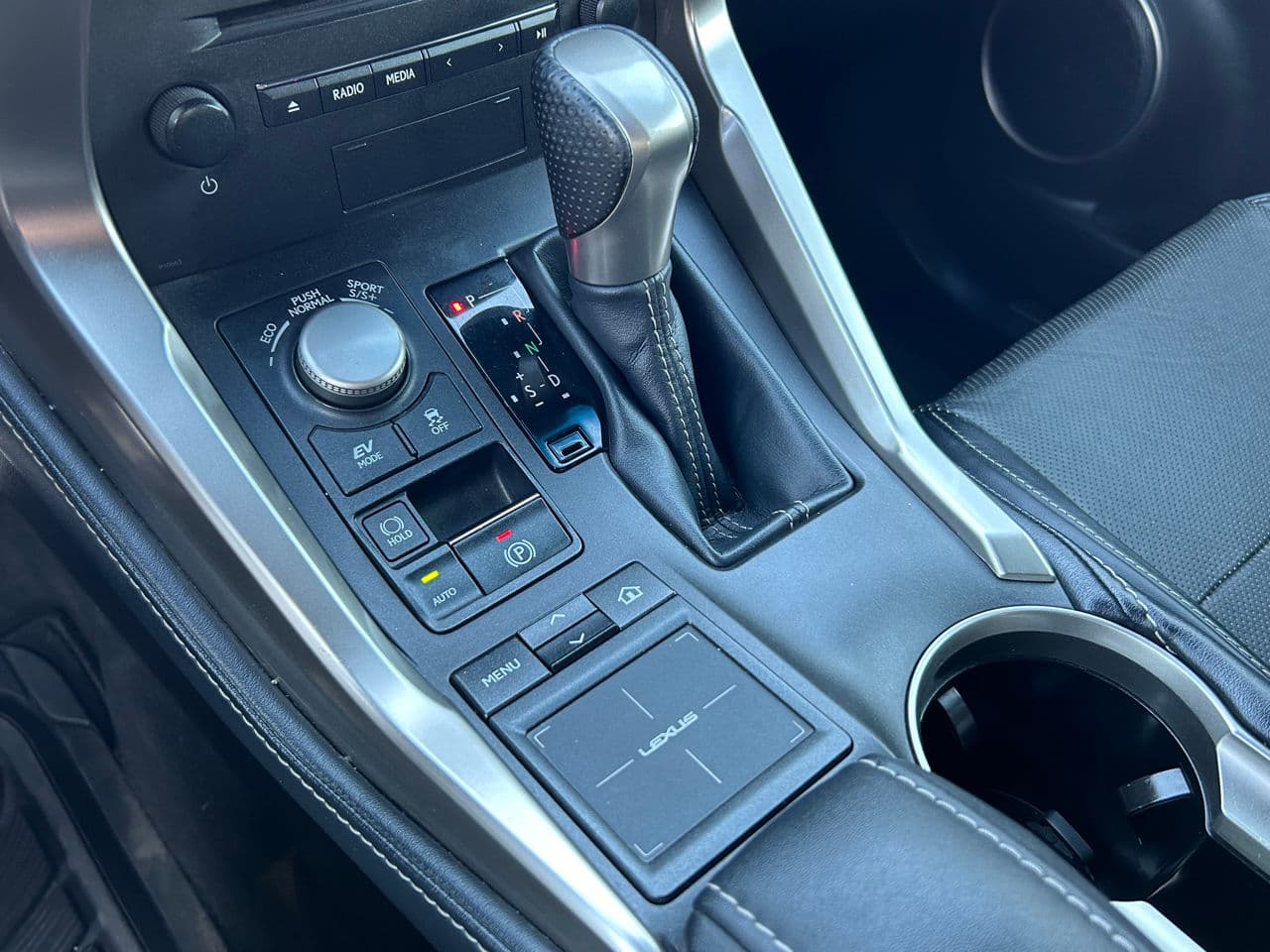 2015 Lexus NX 300H — Miniatură 14