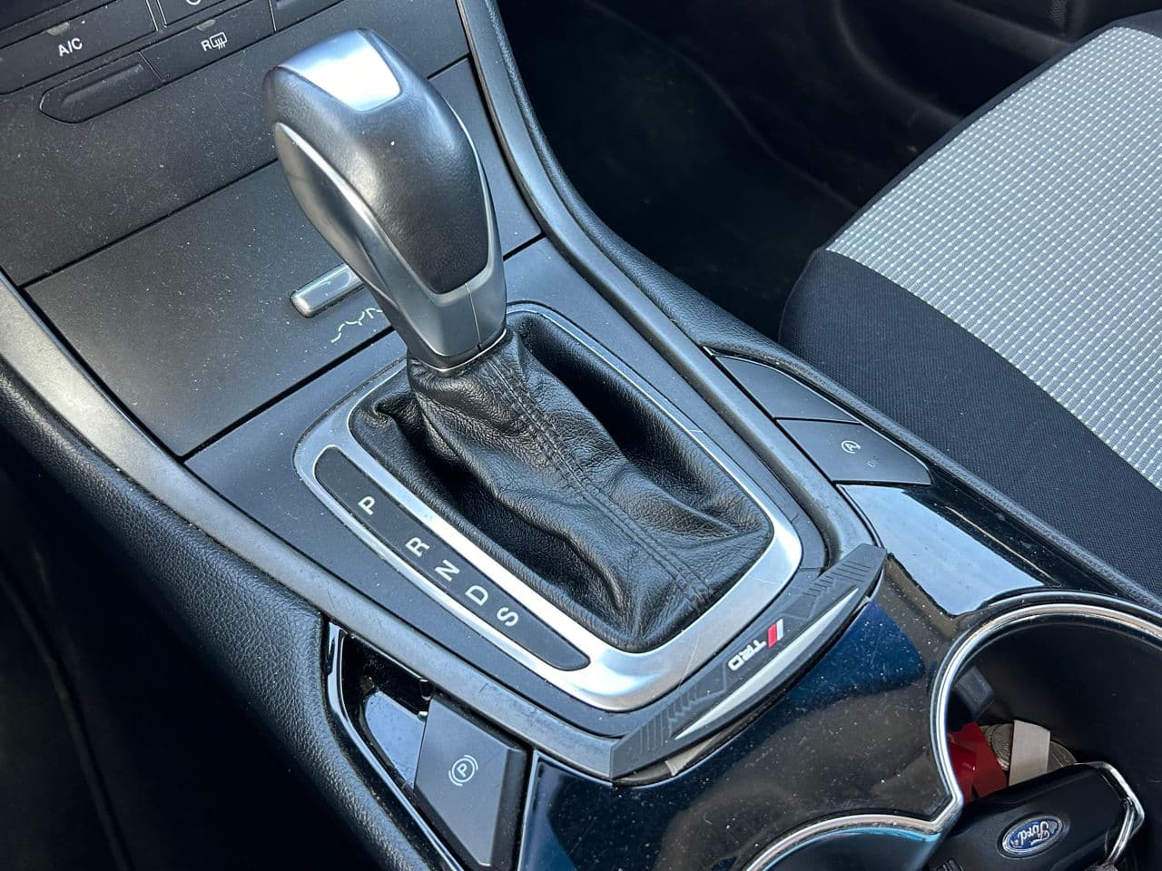 2016 Ford Edge — Miniatură 15