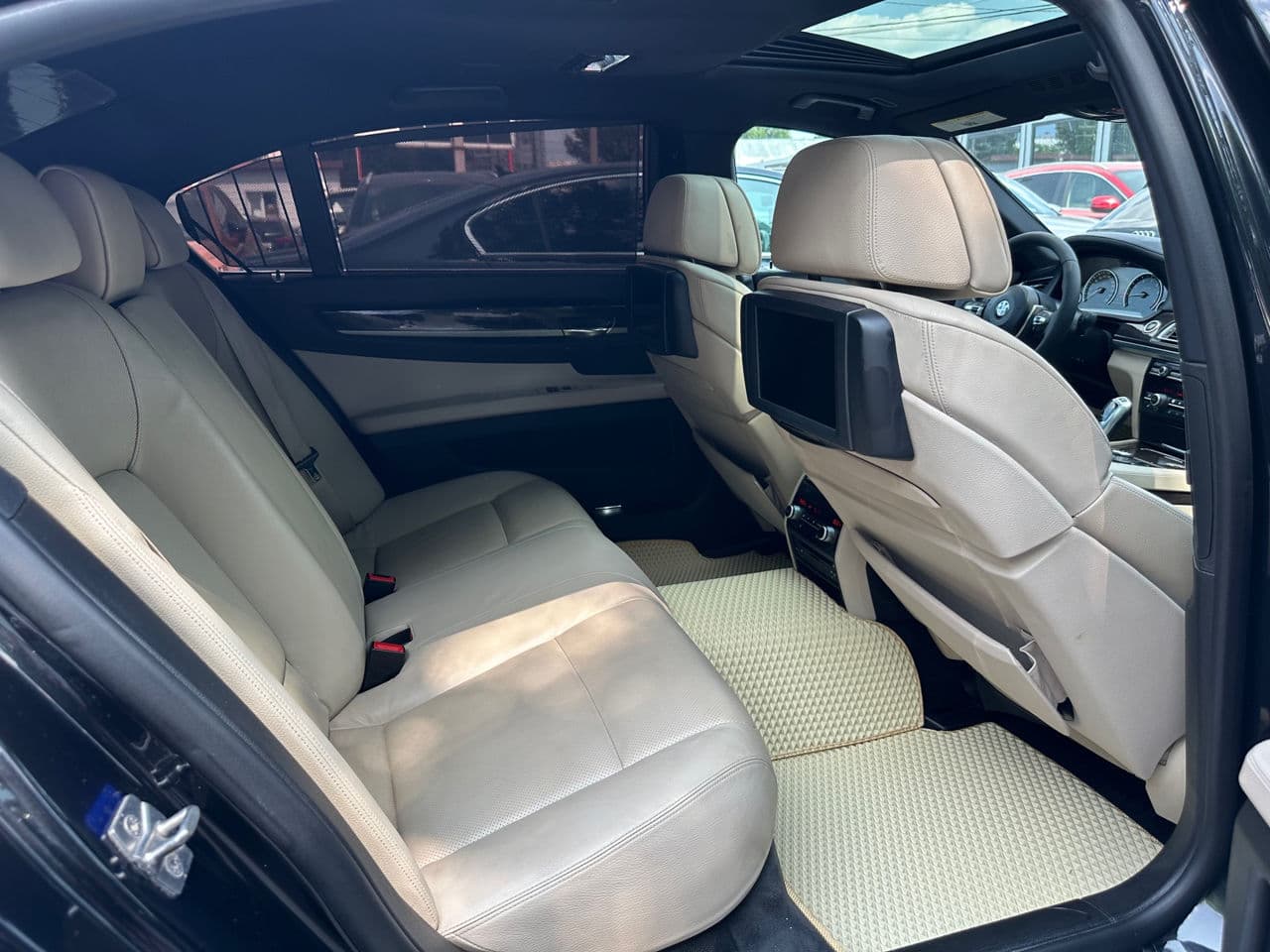 2011 BMW 740 — Miniatură 18