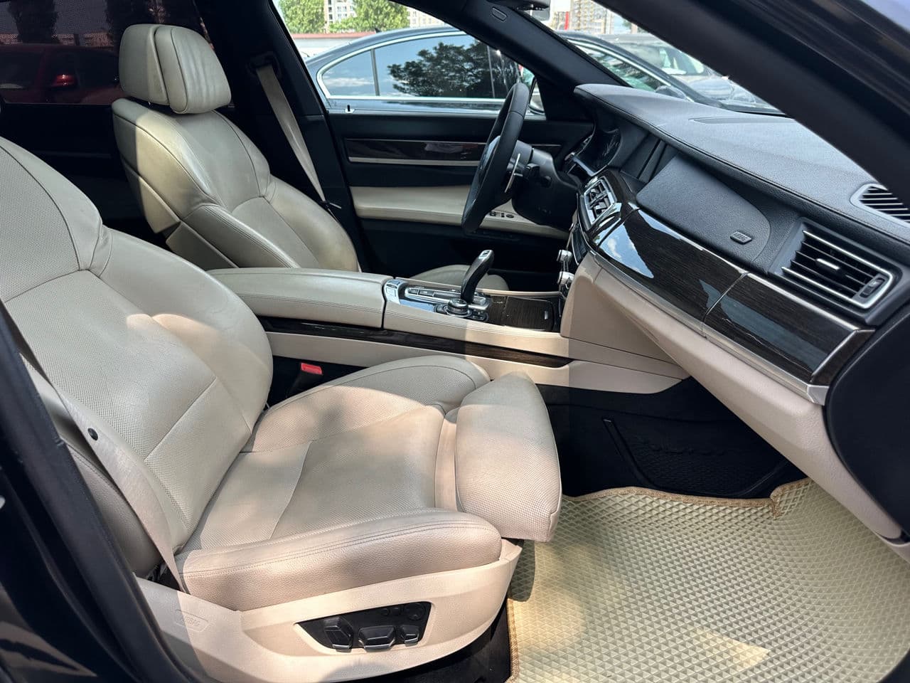 2011 BMW 740 — Miniatură 17