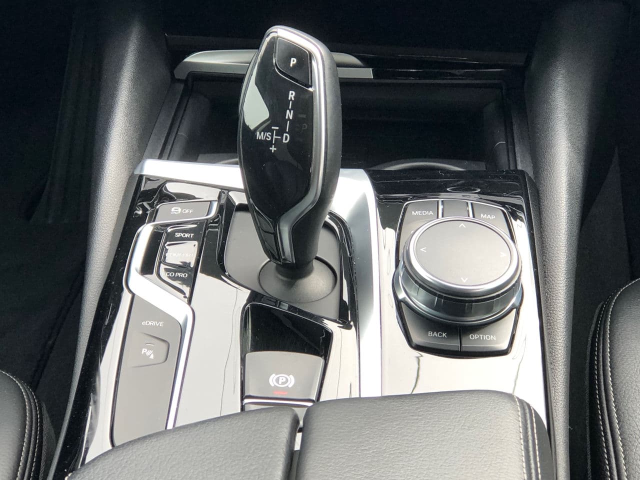 2017 BMW 530e — Miniatură 15