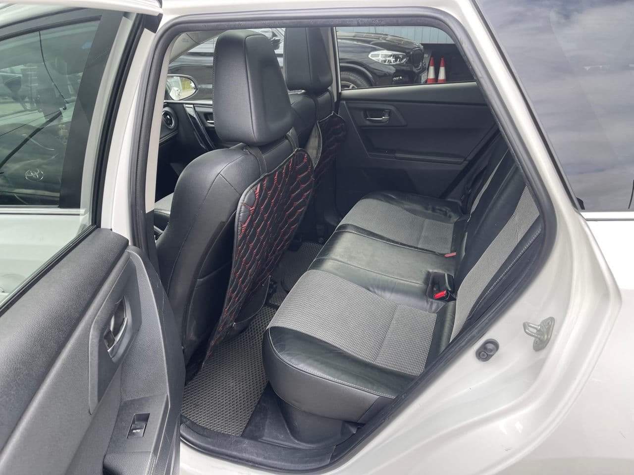 2015 Toyota Auris — Miniatură 18