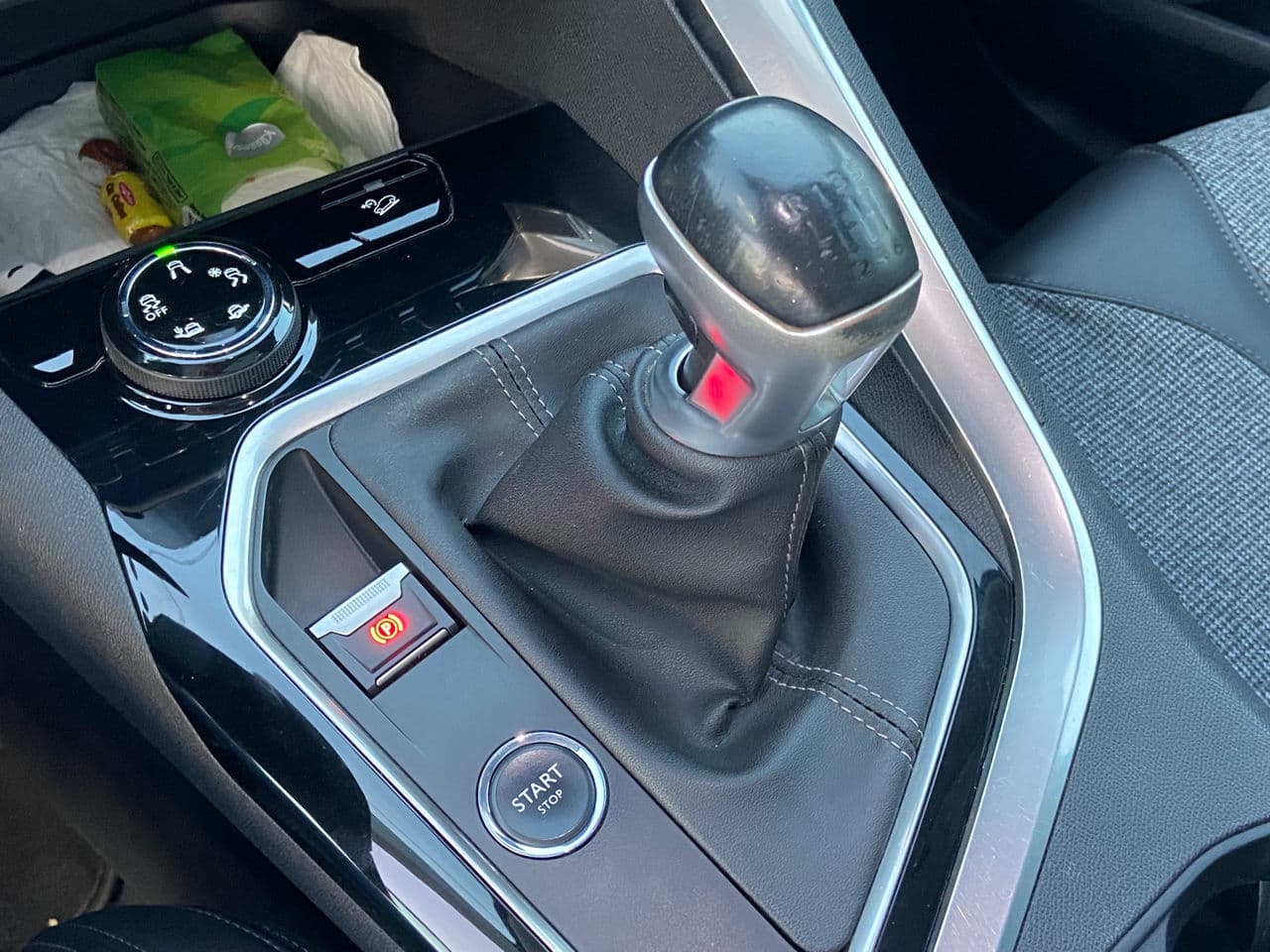 2018 Peugeot 3008 — Miniatură 14