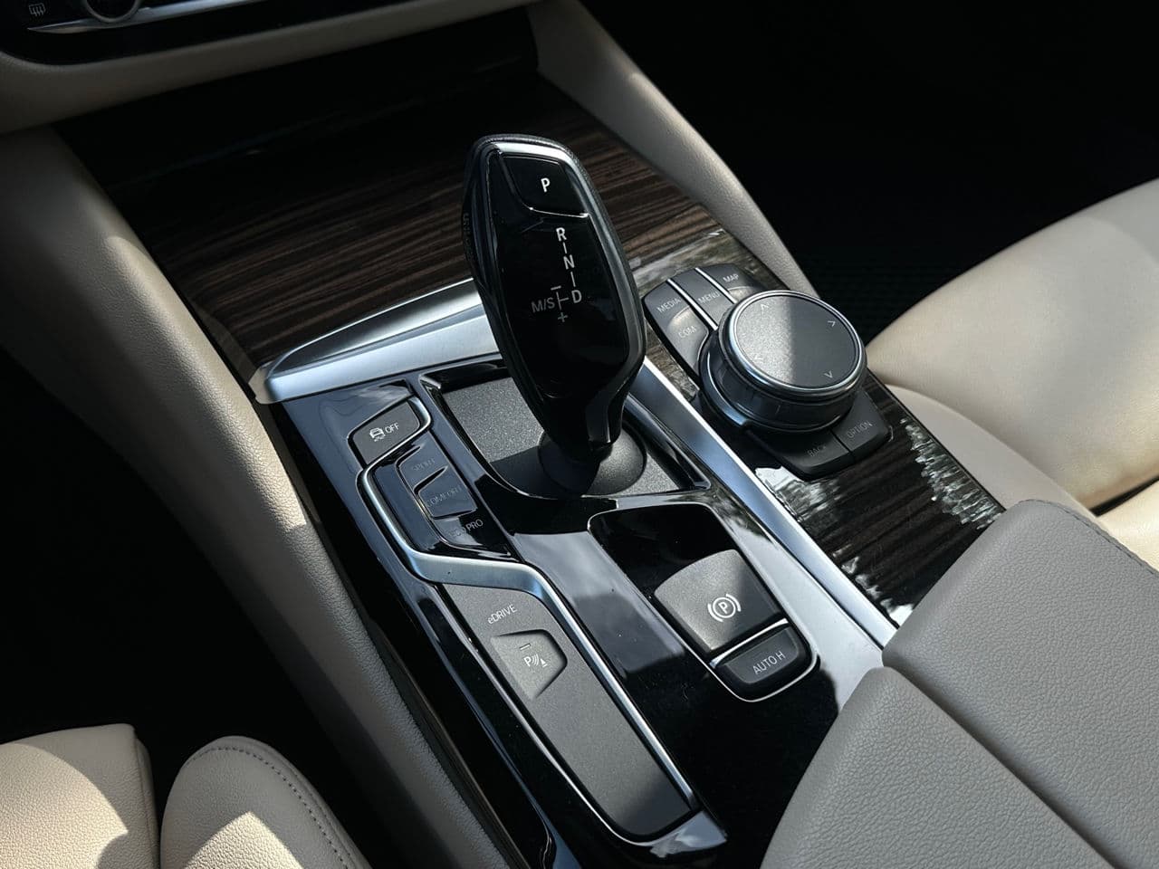 2018 BMW 530e — Miniatură 18