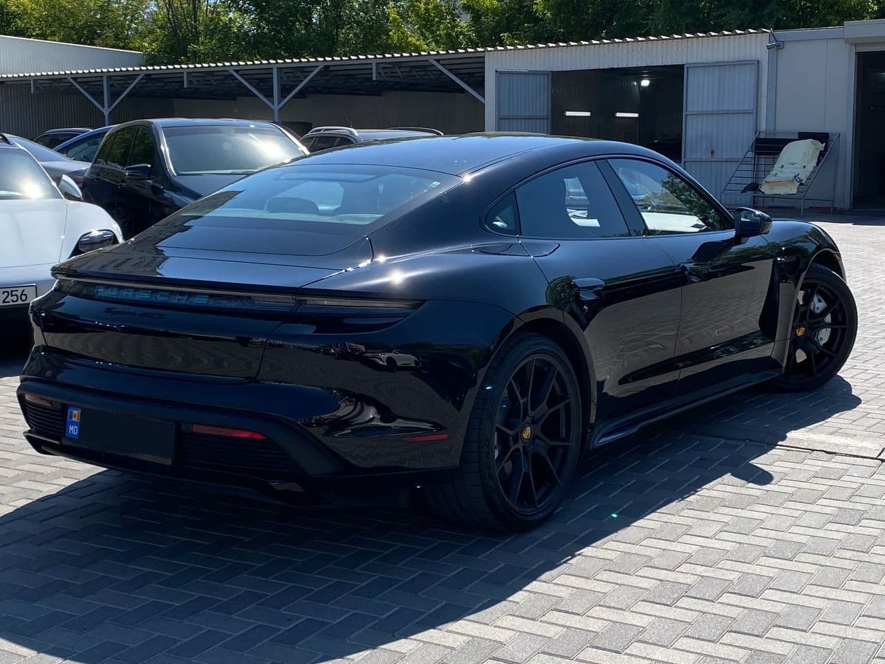 Porsche Taycan GTS 2022 — Миниатюра 2