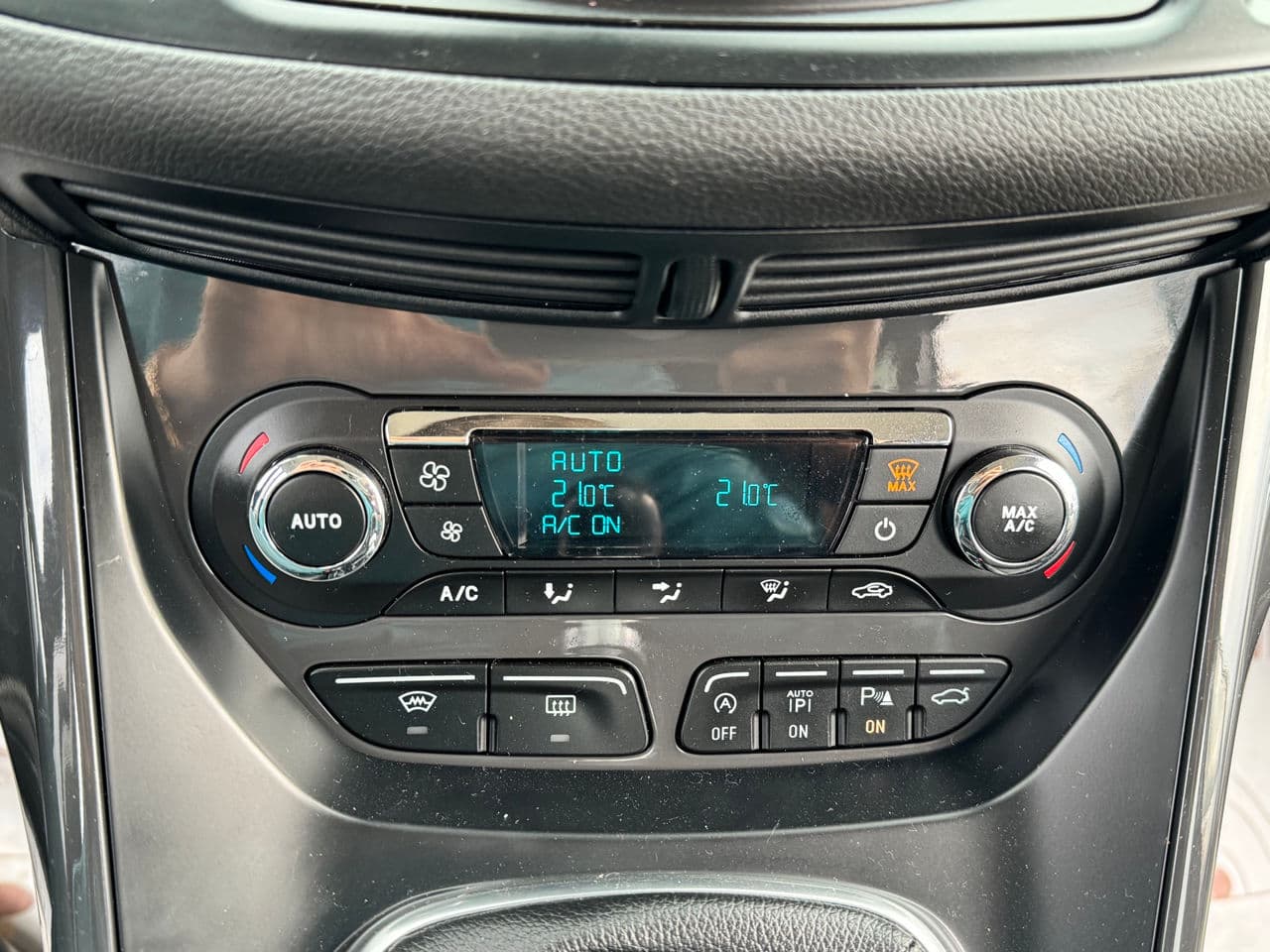 2015 Ford Kuga — Miniatură 10