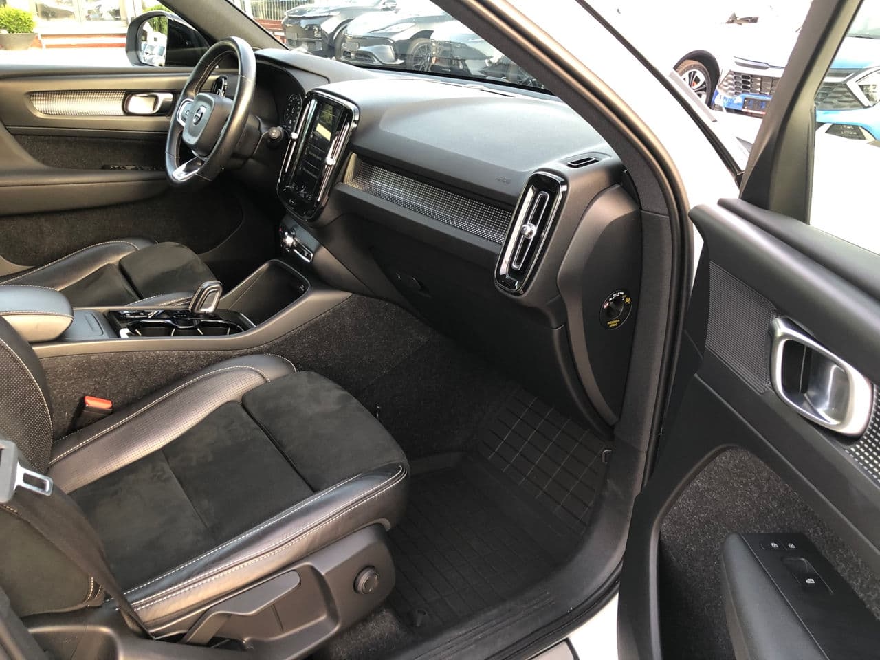 Volvo XC 40 2019 — Миниатюра 13