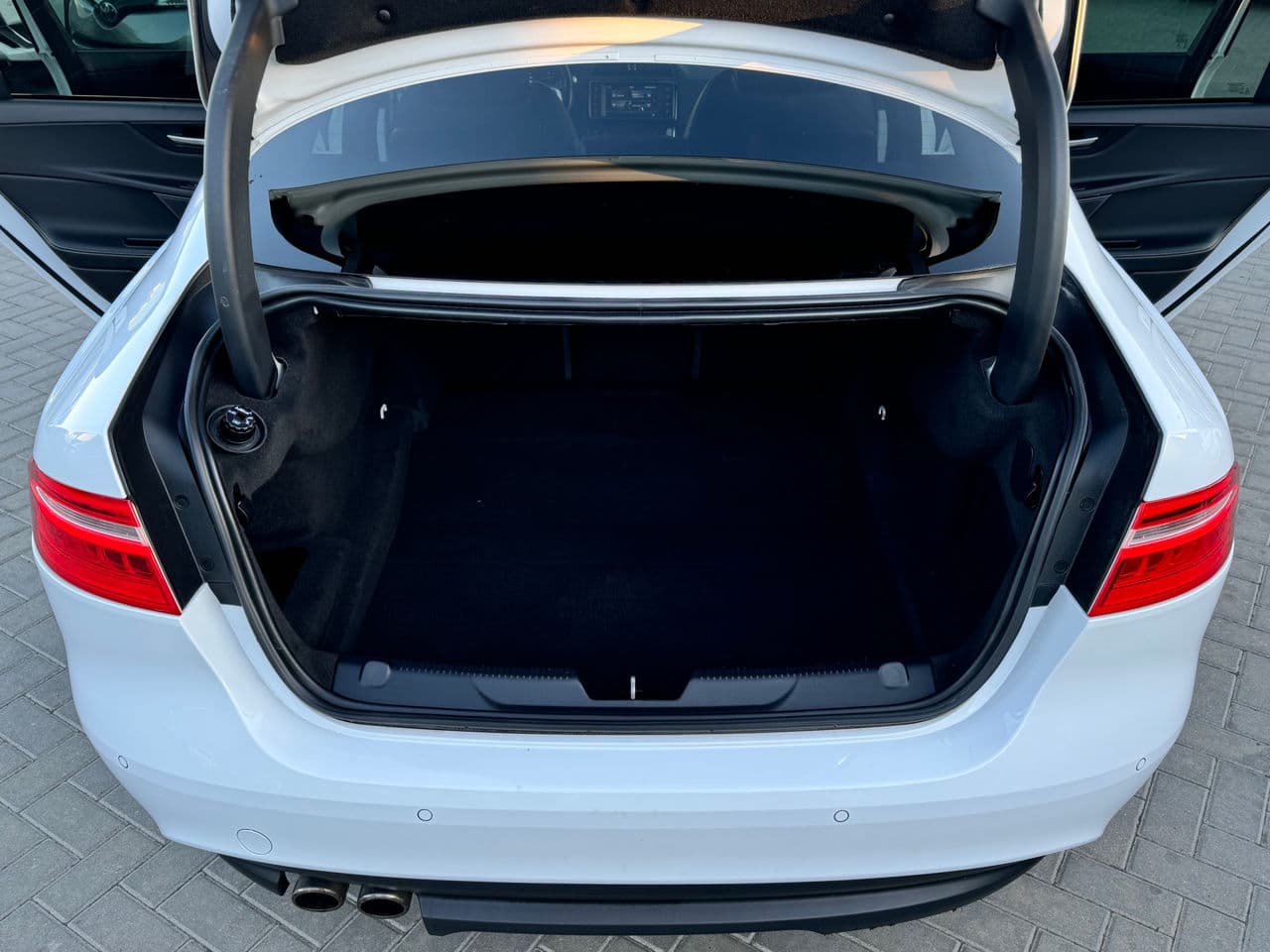 2016 Jaguar XE — Miniatură 26