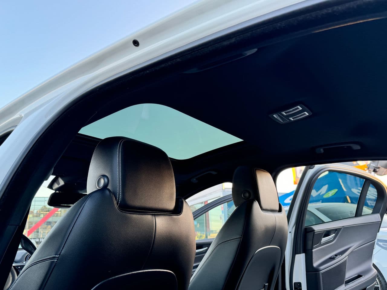 2016 Jaguar XE — Miniatură 14