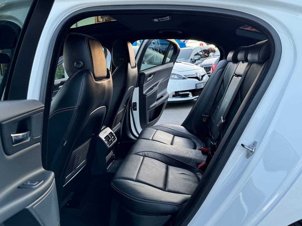 2016 Jaguar XE — Miniatură 13