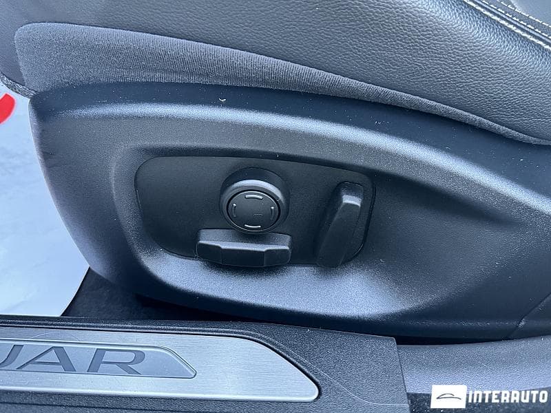 2016 Jaguar XE — Miniatură 23