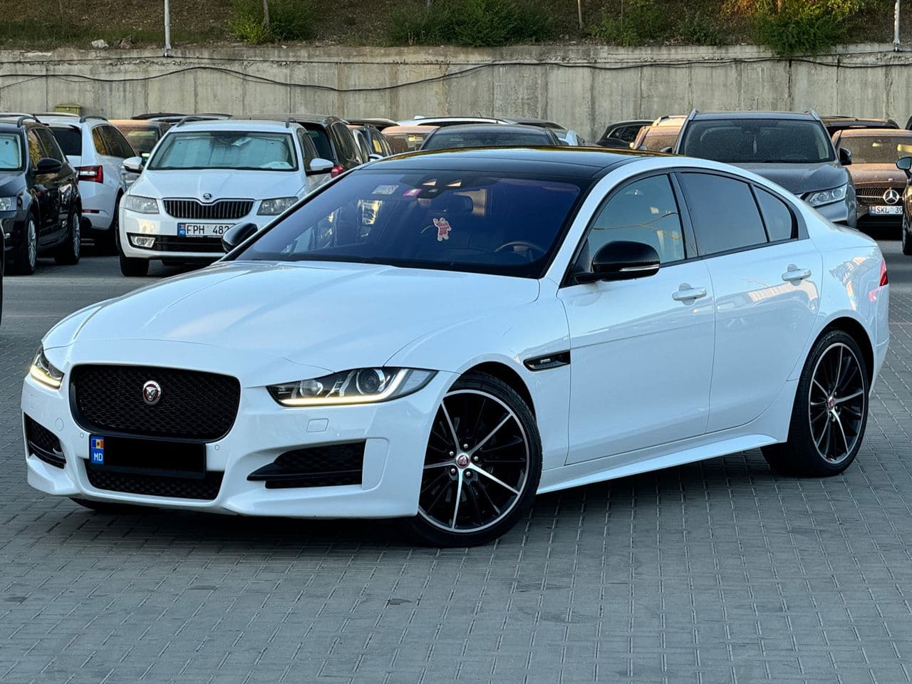 2016 Jaguar XE — Miniatură 2