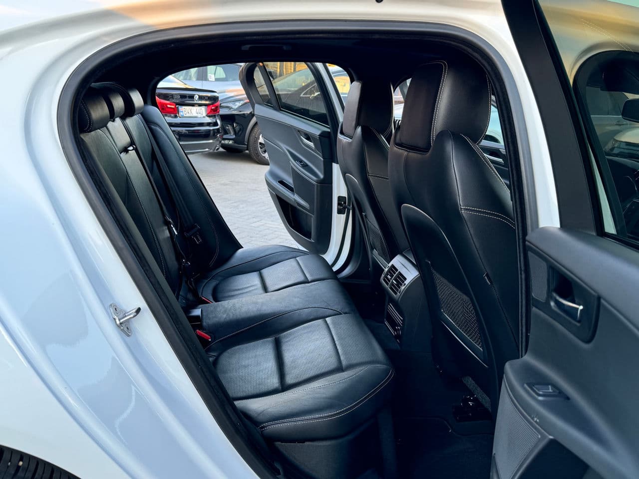 2016 Jaguar XE — Miniatură 15