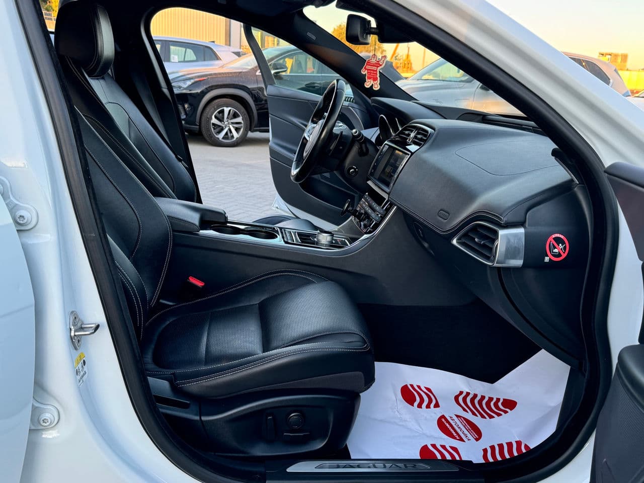 2016 Jaguar XE — Miniatură 17