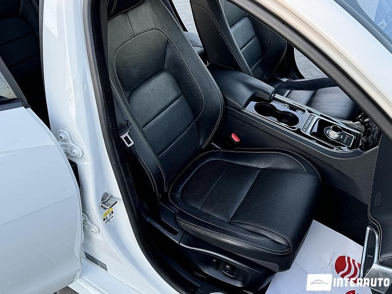 2016 Jaguar XE — Miniatură 16