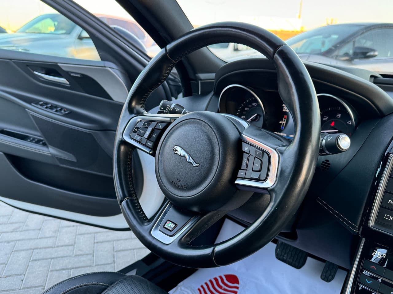 2016 Jaguar XE — Miniatură 8