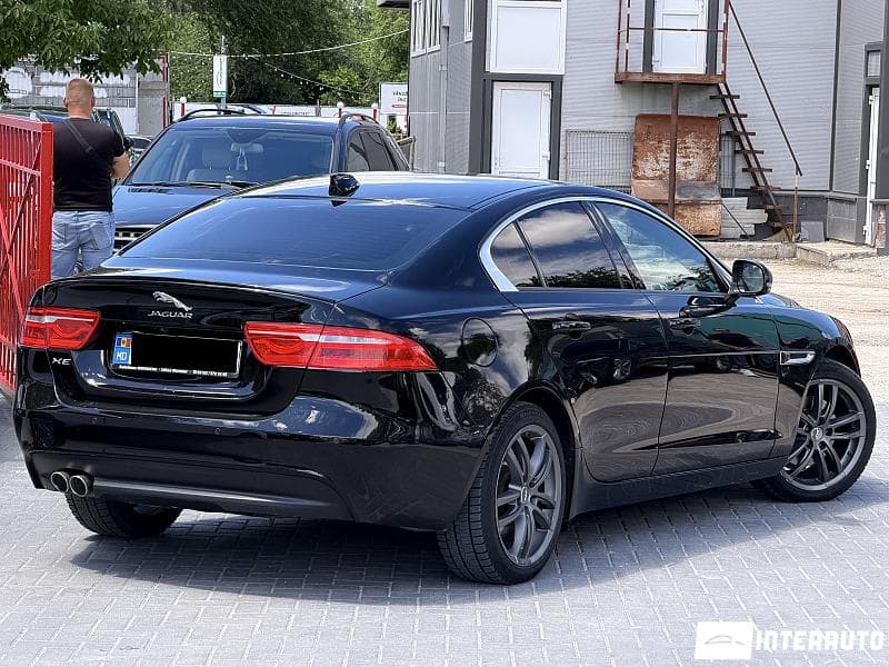 2017 Jaguar XE — Miniatură 2