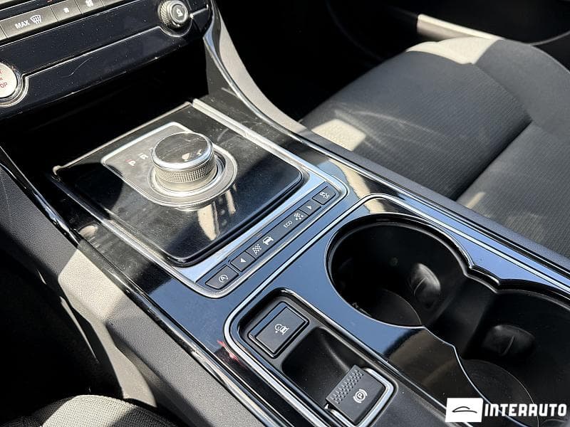 2017 Jaguar XE — Miniatură 11