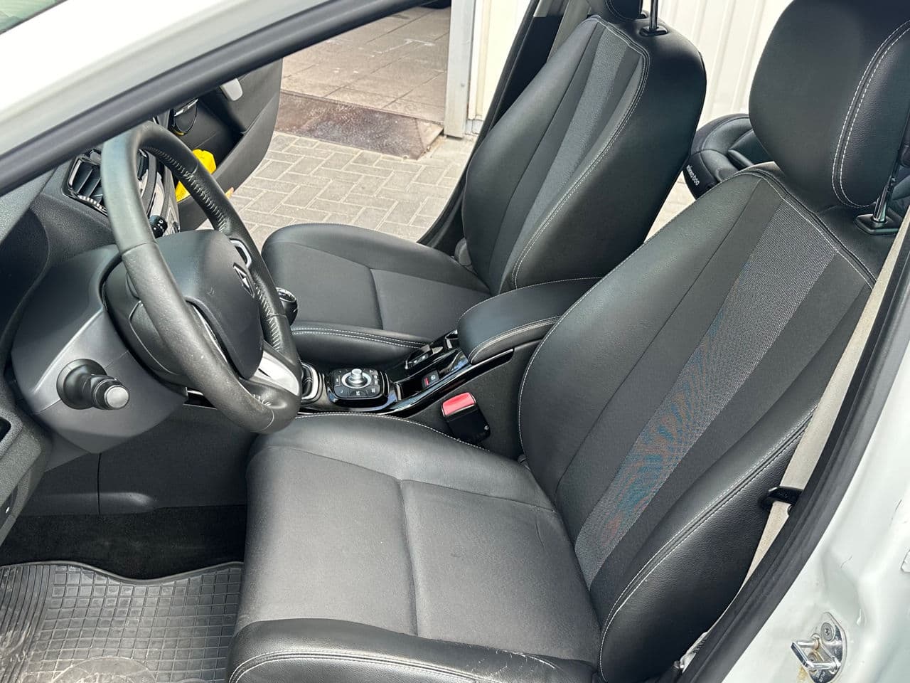 2012 Renault Megane — Miniatură 6